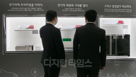 지난 6월 서울 삼성동 코엑스에서 열린 '인터배터리 2021 및 xEV 트렌드 코리아 2021' LG에너지솔루션 부스에서 관람객들이 배터리 제품을 살펴보고 있다. 박동욱기자 fufus@